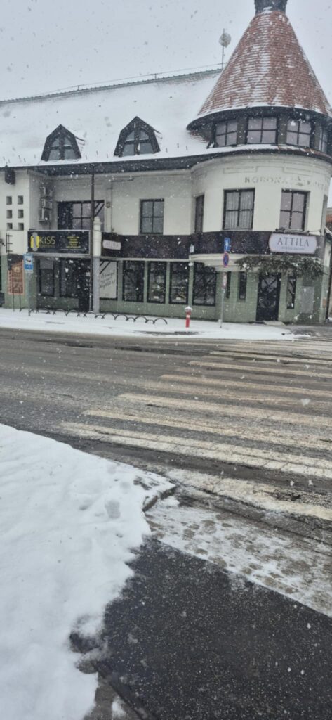 A Petra Masszázs Szalon bejárata Kecskemét belvárosában